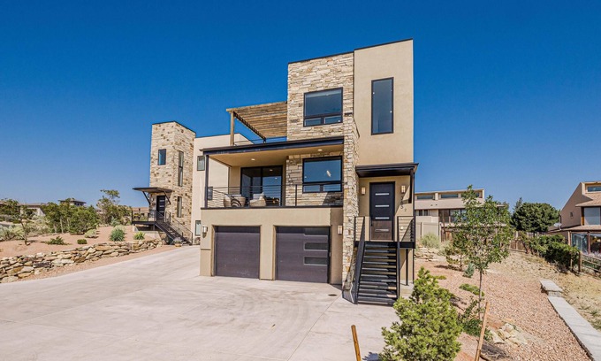 The Ridges House | Casa de Luz: Modern Retreat with Epic Vistas