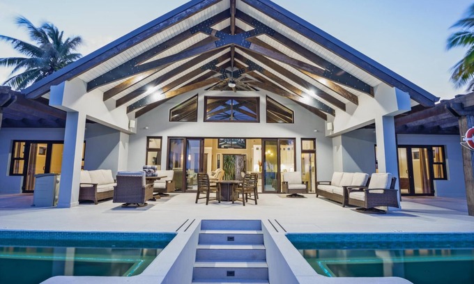 Cocoplum Villa | Casa de Wilson - 5 Bedroom Beachfront Villa