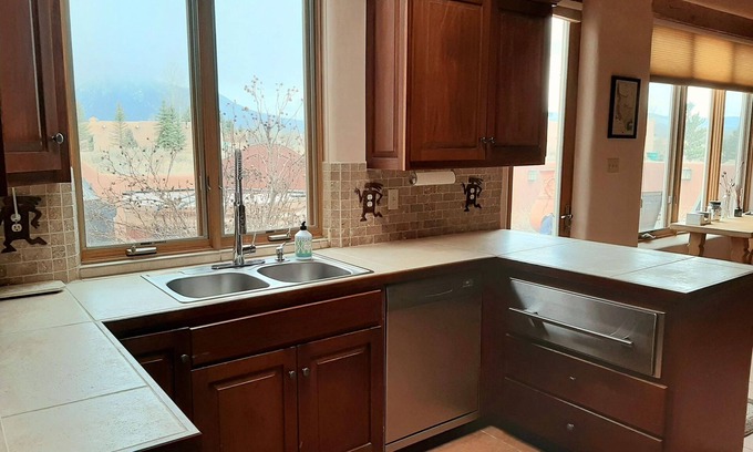El Prado House | Casa Del Cielo- Your Taos home with an amazing view!
