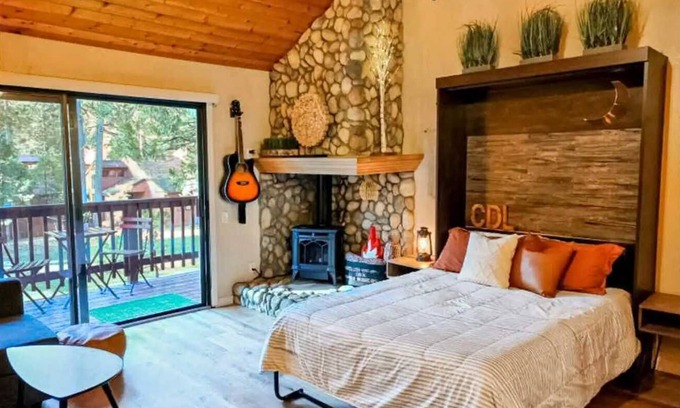 Shaver Lake Condo | Casa del Lago-Modern Mountain Studio!