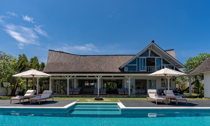 Mushroom Bay Villa | Casa Del Mar | Contemporary 3BR Cliffside Luxury Villa