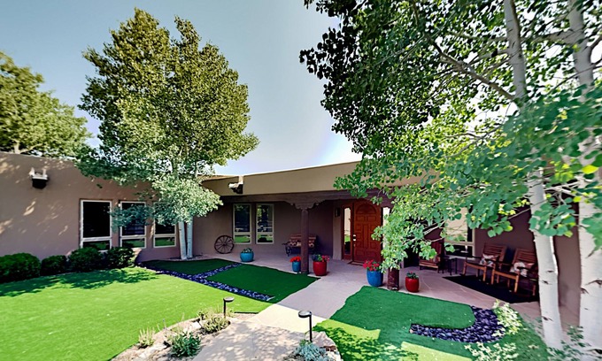 Tierra Preciosa House | Casa del Oso - luxury updates, central AC & Sangre de Cristo Mountain views