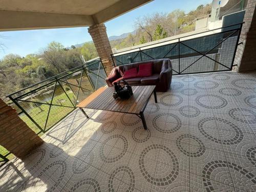 Villa Parque Siquiman House | CASA EL GRINGO ubicada en Villa Parque Siquiman con vista al río tres habitaciones y capacidad para ocho personas