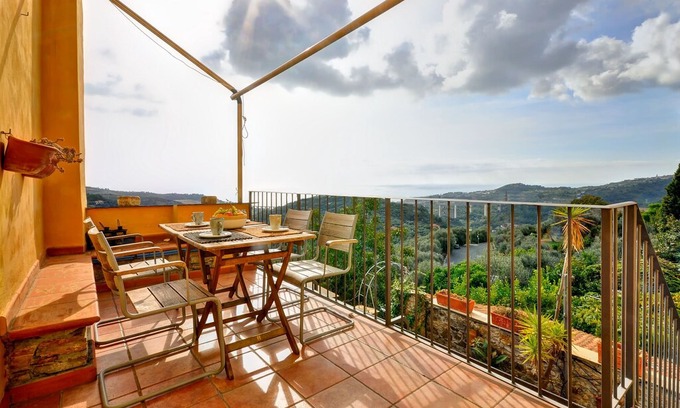 Civezza Apartment | Casa Elisabth in medieval village of Civezza with 3 bedrooms sleepes 5