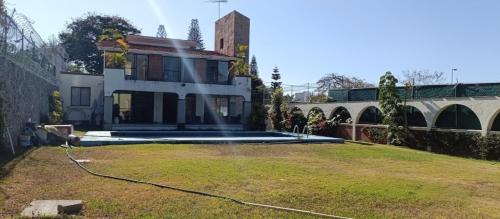Tres de Mayo House | Casa eterna primavera