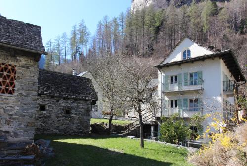 Brione House | Casa Eva