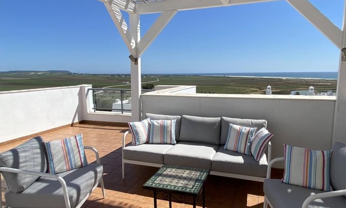 Conil de la Frontera City Center House | Casa Feliz - Modern terraced house with fantastic sea views and communal pool