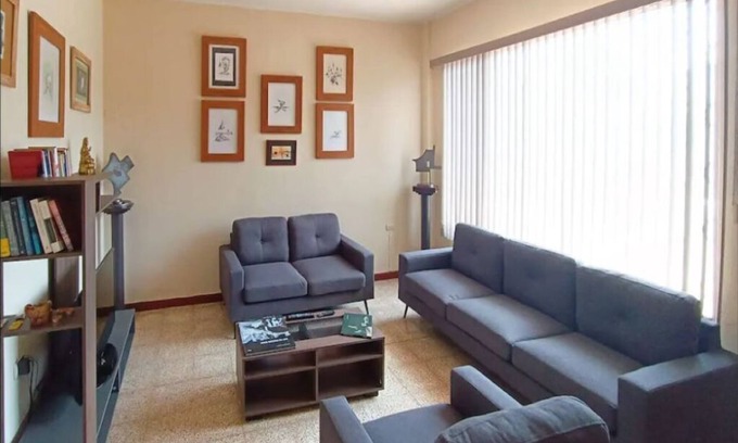 Urdesa House | “Casa galería W-J”