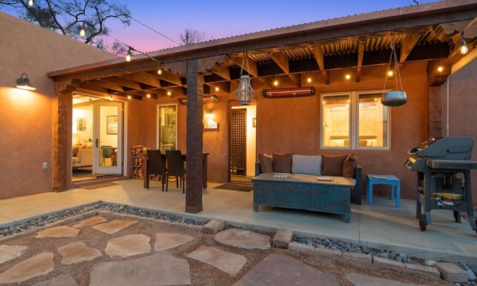 South Capitol House | Casa Galeria- Hot Tub, Walk Everywhere!
