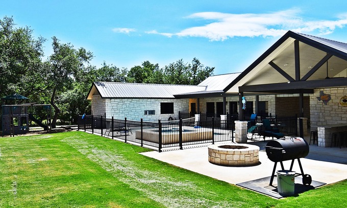 Sabinal House | Casa Grande, Private Pool, Wi-Fi, @ Frio River Vacation Rentals