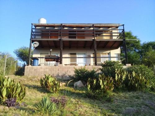 Villa Parque Siquiman House | Casa Hebe - En las sierras de Córdoba - cuenta con tres habitaciones y capacidad para 8 personas, tranquila con increibles vistas