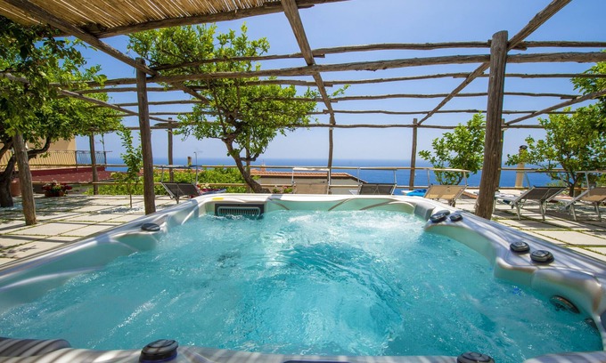Praiano Ski Chalet | Casa Il Riccio - House with garden and breathtaking view
