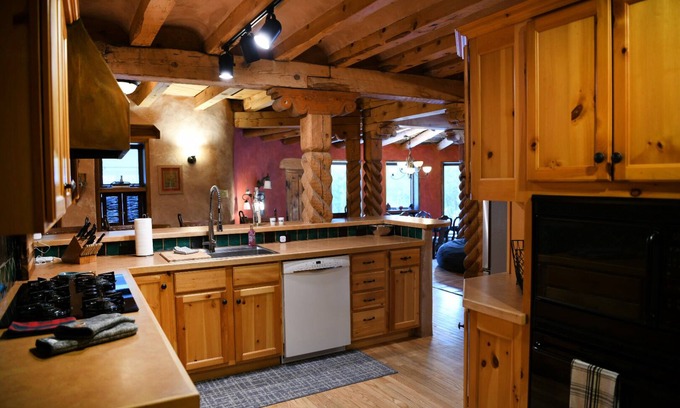 Valdez House | Casa in the Canyon - Mountain views, privacy and comfort