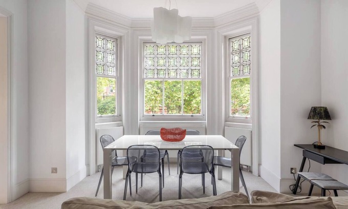 Churchill Apartment | Casa Italia next Sloane Square & Harrods with WashMachine