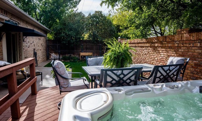 Amarillo House | Casa Italia Retreat Sleeps 10 with Hot tub for 6.