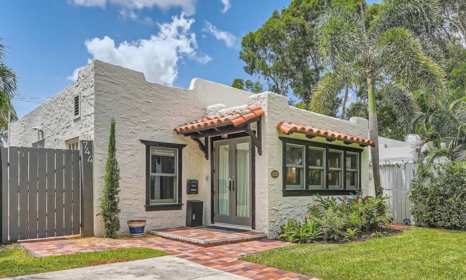 Grandview Heights House | Casa las Flores - Stroll to Arts District from Cozy West Palm Cottage
