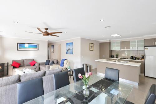 Indented Head House | Casa Laut Family friendly short walk to the beach Pets upon agreement Sleeps 6