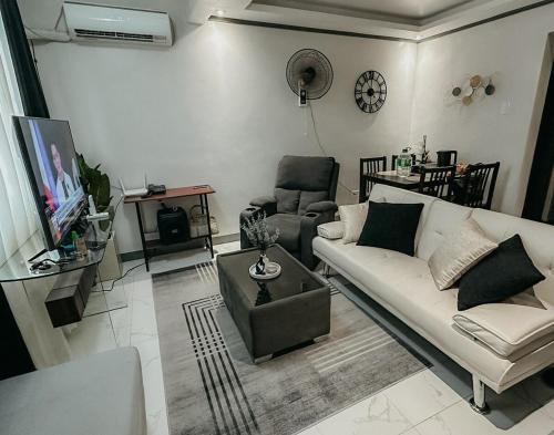 Cardona House | Casa Lirio entire 2 floors and free car parking