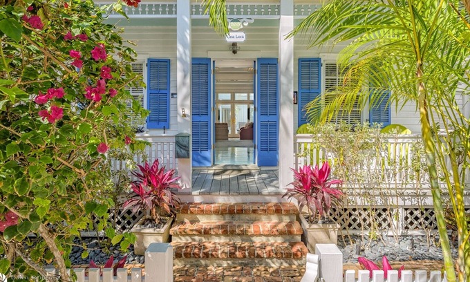 Downtown House | Casa Loca- 3 bedroom | 2.5 bath | sleeps up to 8 with private pool