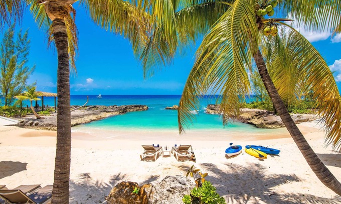 George Town House | Casa Luna 16: Luxe Resort South of Seven Mile Beach w/Pool, Heated Spa, & Beach Cove