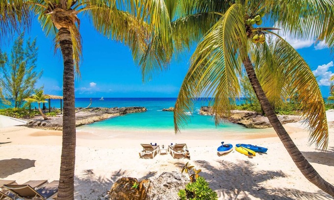 George Town House | Casa Luna 16: Luxe Resort South of Seven Mile Beach w/Pool, Heated Spa, & Beach