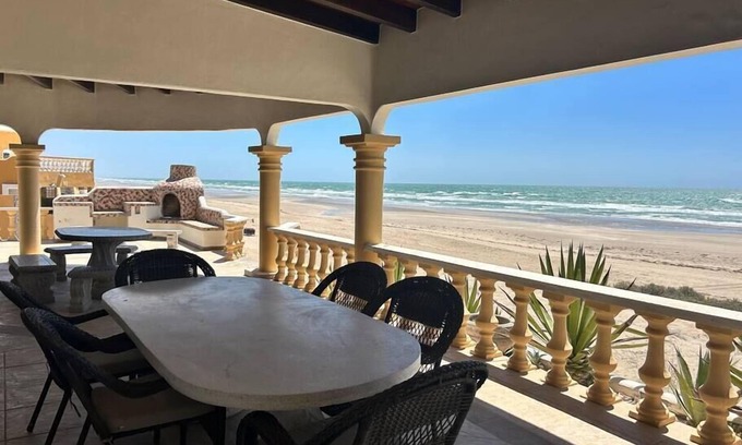 La Deportiva House | Casa Luna Llena Beachfront home in Playa Encanto