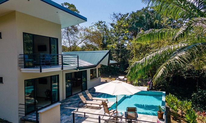 Quepos House | Casa Mamacita: Beautiful new home in peaceful jungle setting