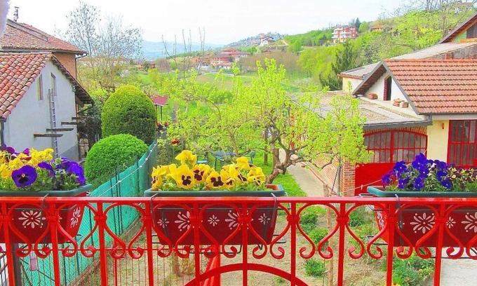 Govone House | Casa Menestrello A: A welcoming studio apartment situated in the Roero area of Piedmont, with Free WI-FI.
