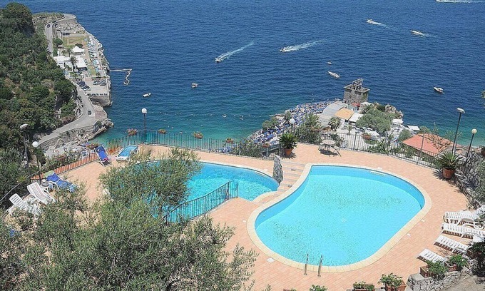 Marina di Puolo House | Casa Milli C: A cozy apartment situated on a promontory facing the sea.