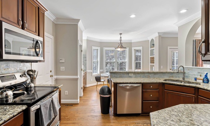 Raleigh House | ~ Casa Monarca ~ Fire Pit, BBQ Grill, Tree house, King Bed