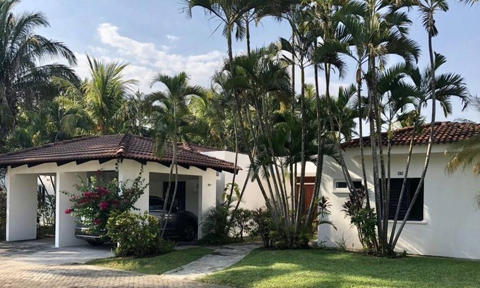 Puerto San Jose House | CASA MURMULLOS a Beach Villa with access to private beach