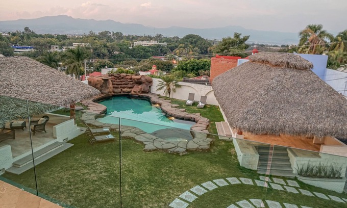 Cuernavaca House | Casa Nicté: Cozy and modern house in Cuernavaca 40 min away from Mexico City!