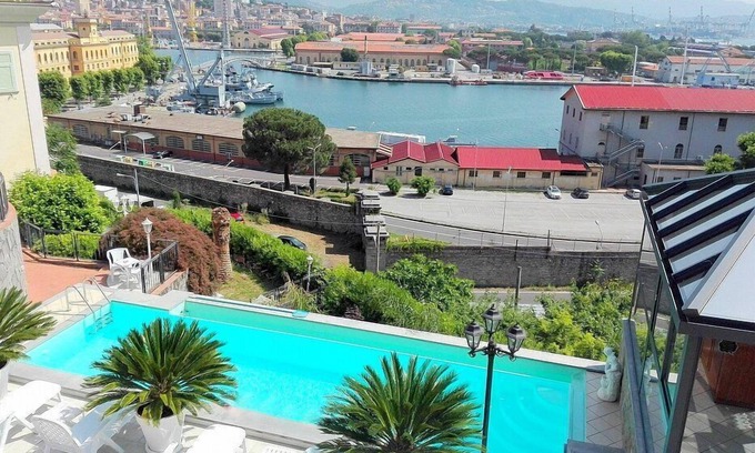 La Spezia House | Casa Nuria E: A modern and graceful studio apartment which faces the sun and the sea, with Free WI-FI.