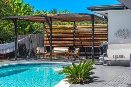 Ojus Villa | Casa Olan - Luxury Family Oasis 3BR North Miami Beach Villa with Saltwater Pool & Canal Views