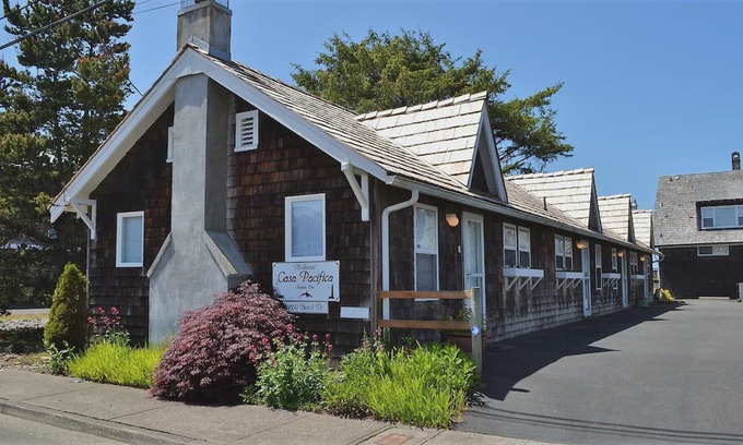 Seaside House | Casa Pacifica #1 - Charming 1 Bedroom and Only Steps to the Promenade and Beach