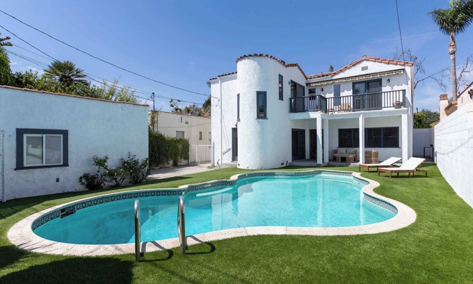 Mid-Wilshire Villa | Casa Patricia by Oraklus