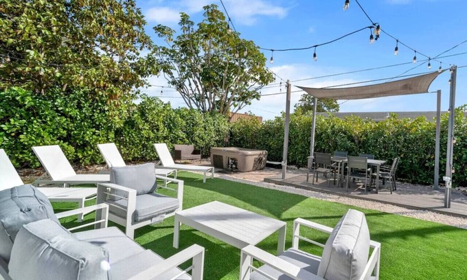 Hallandale Beach House | Casa Playa 4 bedrooms 8 min to beach
