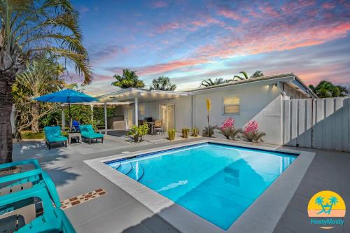 Harbor Village House | Casa Rosa 3 Bed 2 Bath with Pool & BBQ 5 Min to Beach