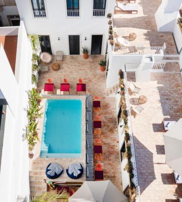 Olhao Villa | Casa Rosa Villa with Pool in Olhao Centre