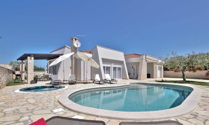 Finida Villa | Casa Siesta with swimming pool, jacuzzi & garage