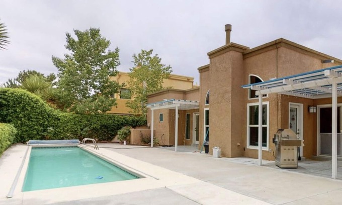 Northeast Heights House | Casa Tranquil Azul - A tastefully renovated home