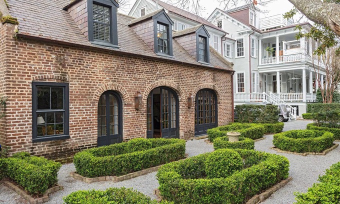 Harleston Village House | Casa Zoë | Historic Garden Carriage House CHS