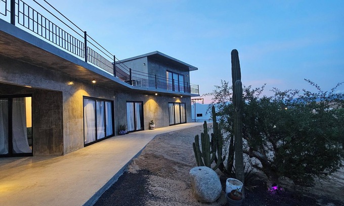 El Sargento House | CASA ZORRO Close to the hot springs, bike trails and beautiful beach.
