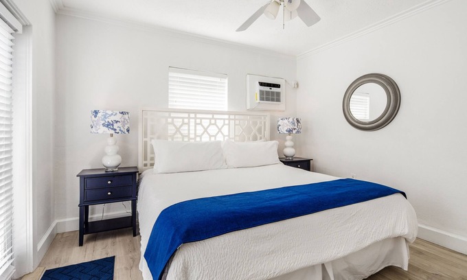 The Meadows House | ~ CASABLANCA TOO ~Chicly updated home with hot tub in a quiet location.