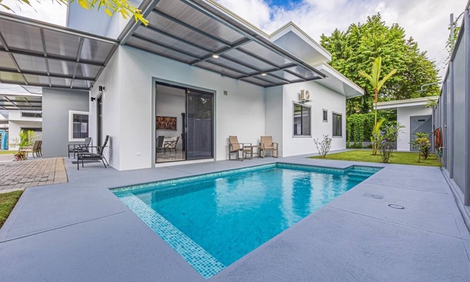 Uvita House | Casamsar Villas: cozy modern home super close to the beach and amenities