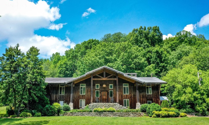Dickel Cabin | Cascade Hollow Lodge . great for family gatherings