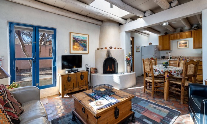 South Capitol House | Casita Don Manuel | In Downtown Santa Fe, Private Yard + Kiva Fireplace!