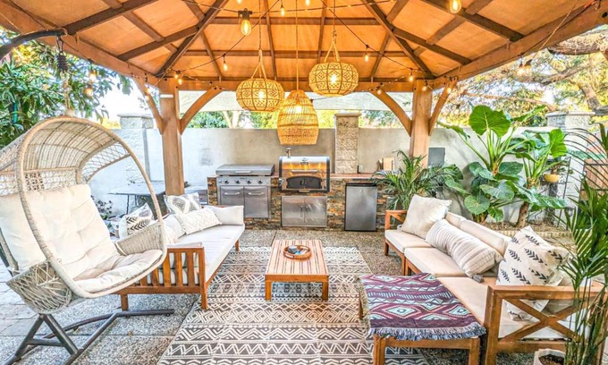 East San Jose House | Casita Hosum: Modern WFH Garden Suite w/ Gazebo Outdoor Kitchen & BBQ