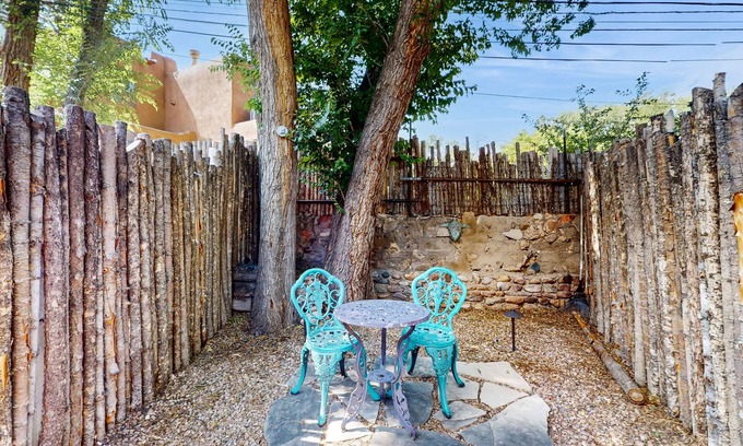 South Capitol Apartment | Casita Tesoro: Studio Casita w/Kitchen & Private Yard - Blocks to Downtown