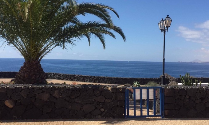 Playa Blanca House | Casita Vista del Mar, Playa Blanca, right on the seafront promenade